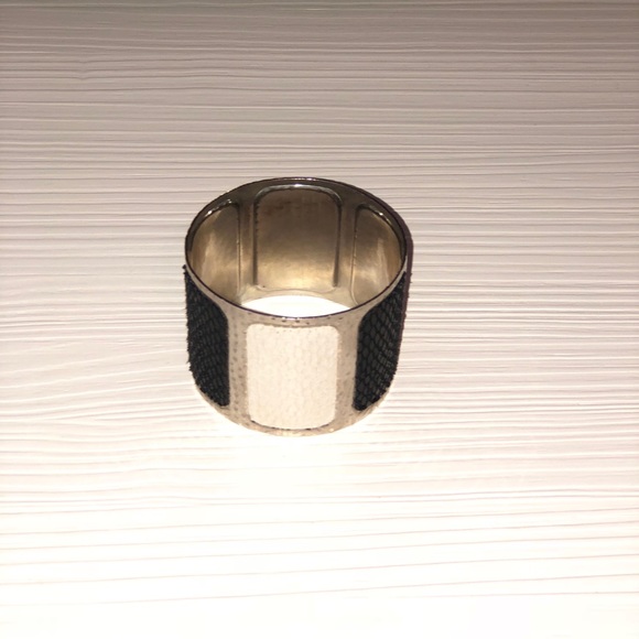 Black and white patterned bracelet - Picture 4 of 4